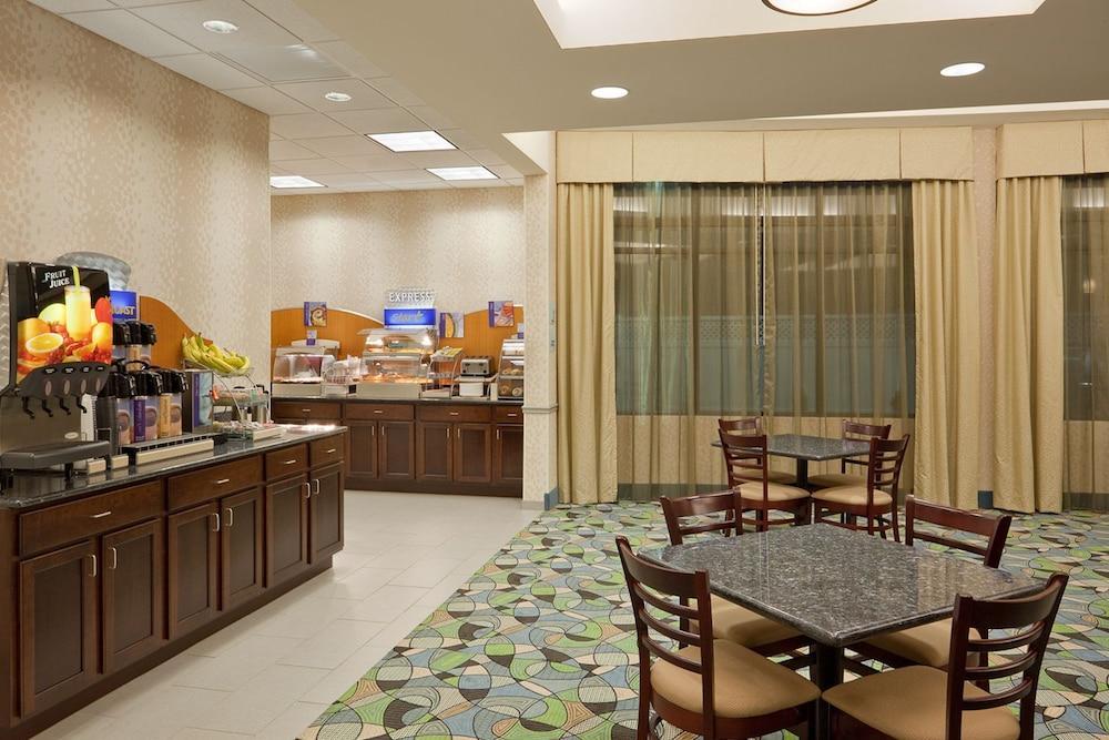 Comfort Inn & Suites Plainville-Foxboro Екстериор снимка